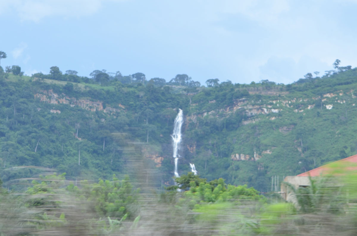 Durch den Urwald zum Wasserfall