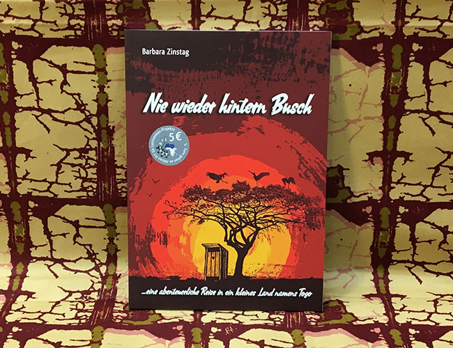 Der Titel des Buches Nie wieder hintern Busch ... eine abenteuerliche Reise in ein kleines Land namens Togo