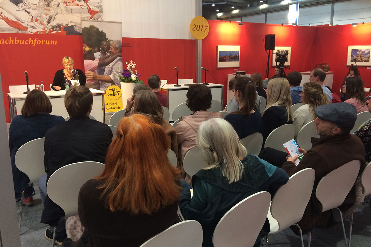 Unsere Autorin liest auf der Leipziger Buchmesse im bis auf den letzten Platz besuchten Forum „Sachbuch“ aus ihrem Buch Beim Baobab rechts runter.