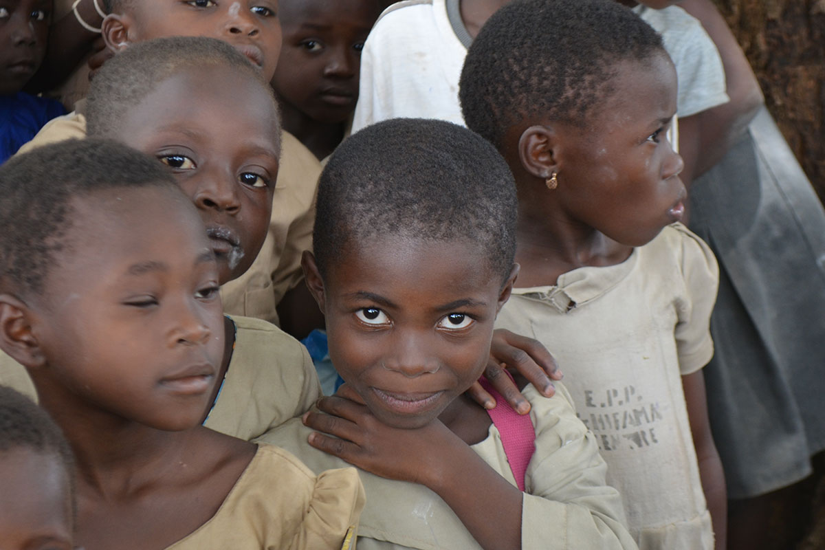 Die Kinder sind sehr neugierig und freuen sich immer sehr über die weißen Besucher!