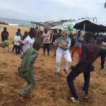 Treffen und Tanzen mit Patenkindern am Strand in Lomé