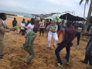 Treffen und Tanzen mit Patenkindern am Strand in Lomé