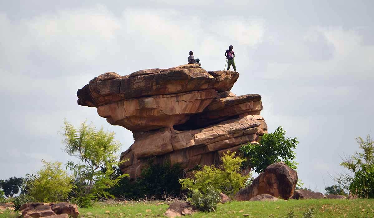 Felsen mit Kindern im Norden von Togo