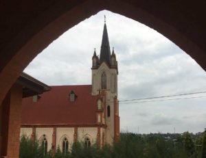 Die Kathedrale von Kpalimé vom Bischofssitz aus.