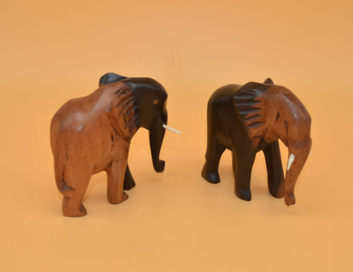 Handgeschnitzter Elefant aus dem dunklen Kernhholz sowie dem hellen Splintholz des Ebenholz. Deshalb zweifarbig.
