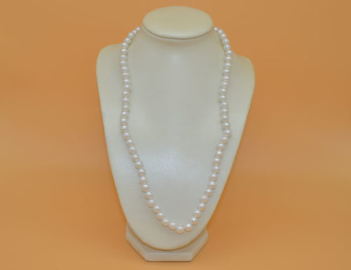 Halskette aus weißen Perlen