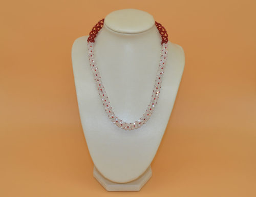 Kette mit roten und transparenten Perlen