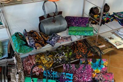 Batiktaschen und -Stoffe im Afrika-Laden