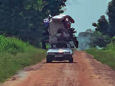 Ein hoch aufgeladenes Buschtaxi in Togo