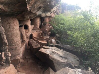 Die Grotten von Nok im Nano-Gebirge