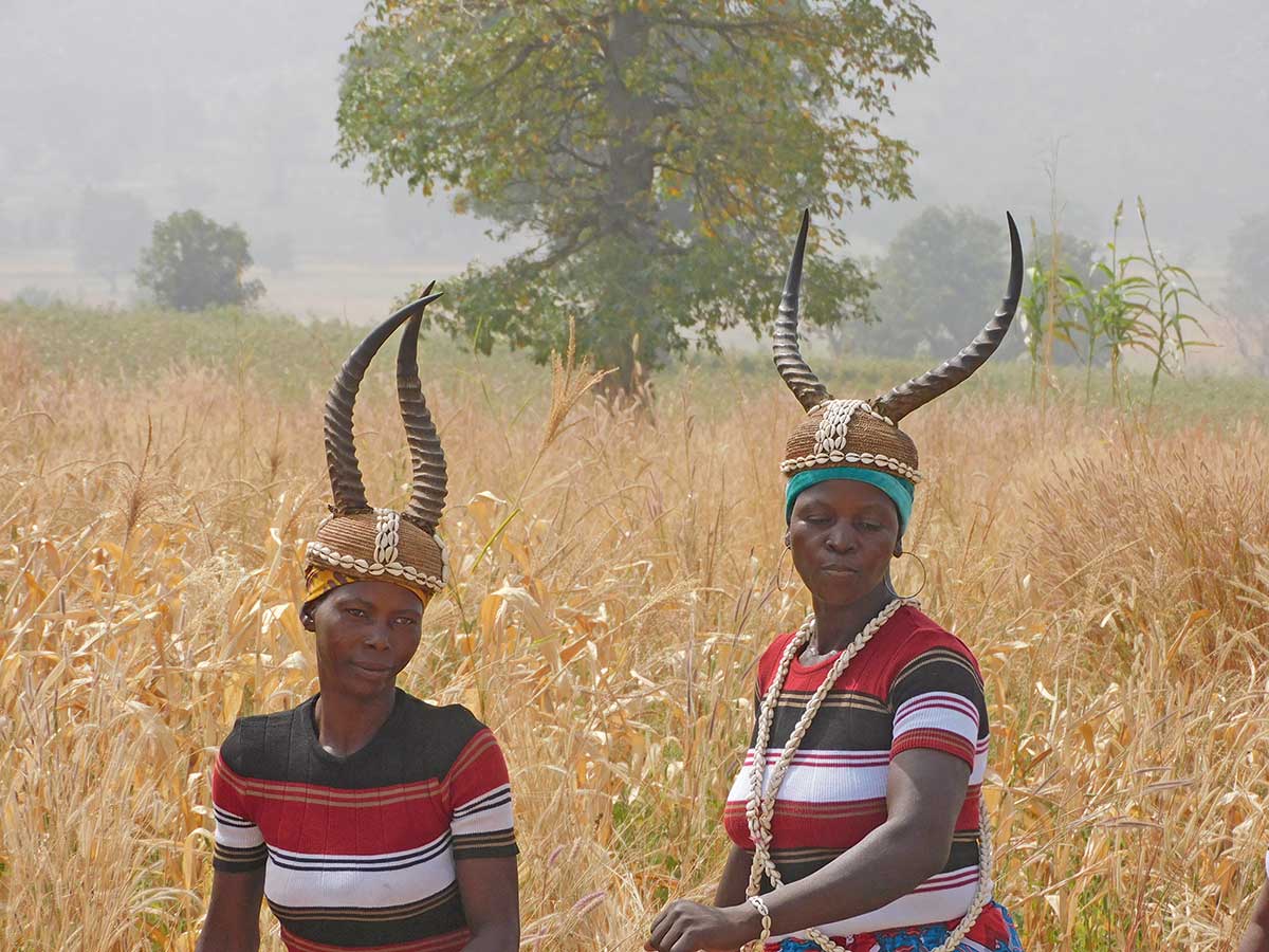 Zwei Frauen mit Geweih-Hüten
