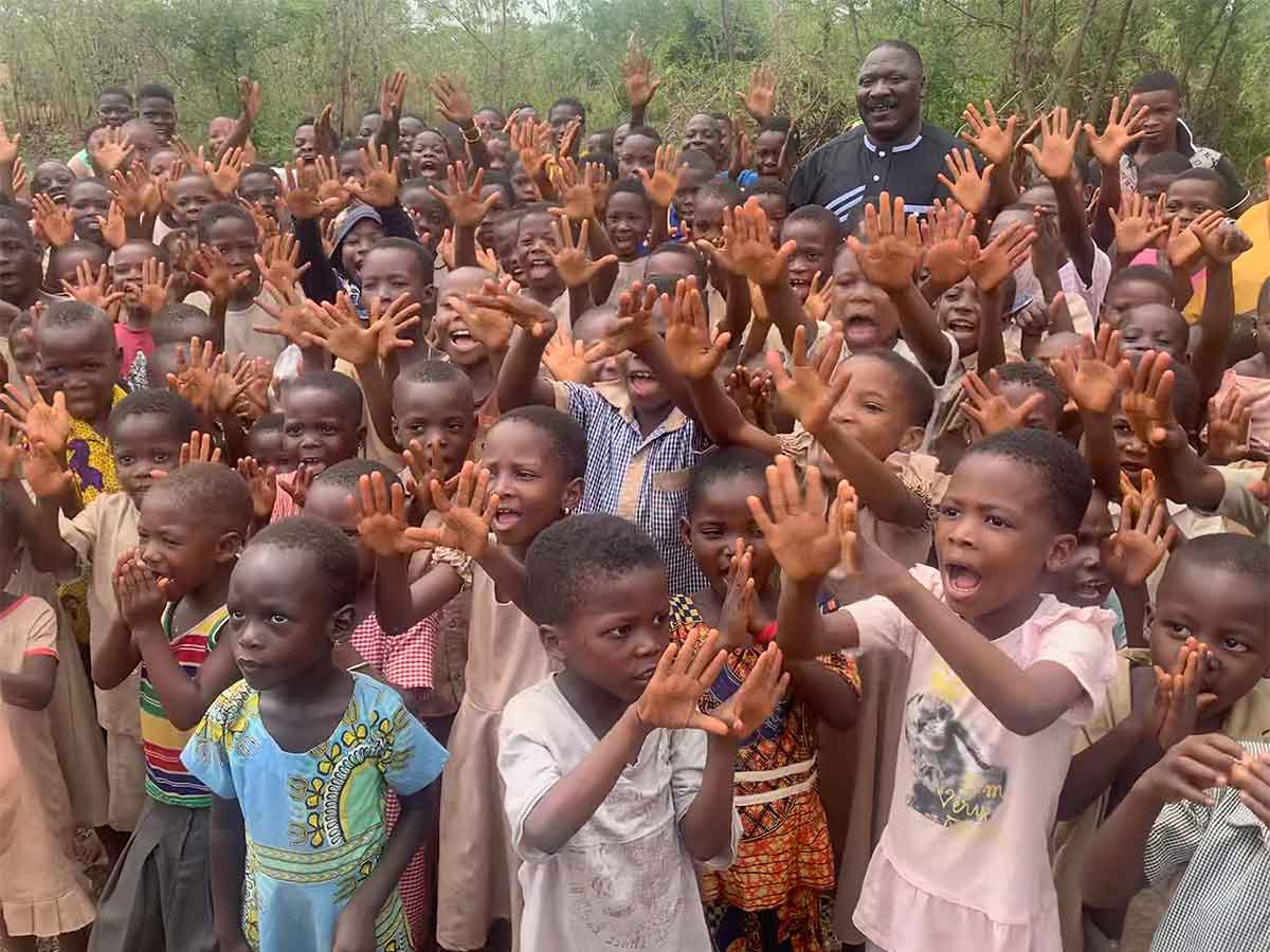 Kinder winken bei einer Schuleinweihung von Aktion PiT - Togohilfe e.V.