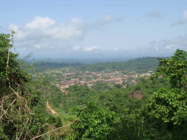 Die kleine Stadt Badou in Togo liegt wunderschön in einem Tal gelegen