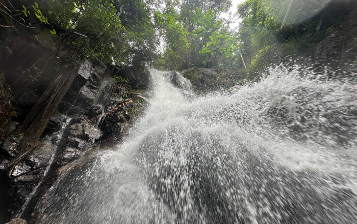 Direkt am Wasserfall von d'Ayome