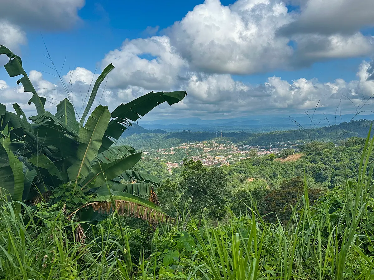 Der Blick auf die Stadt Badou in Togo
