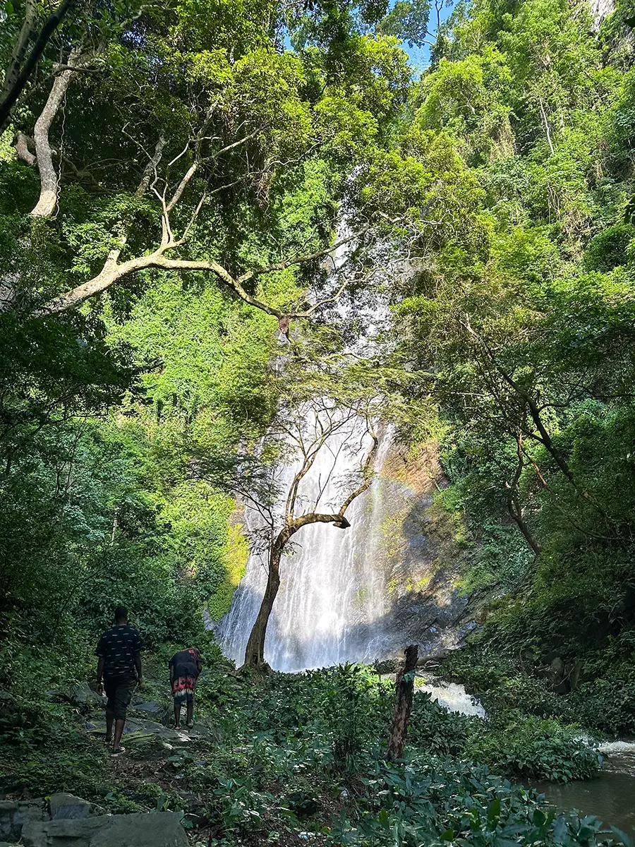 Die letzten Meter auf dem Weg zum Wasserfall Aklowa